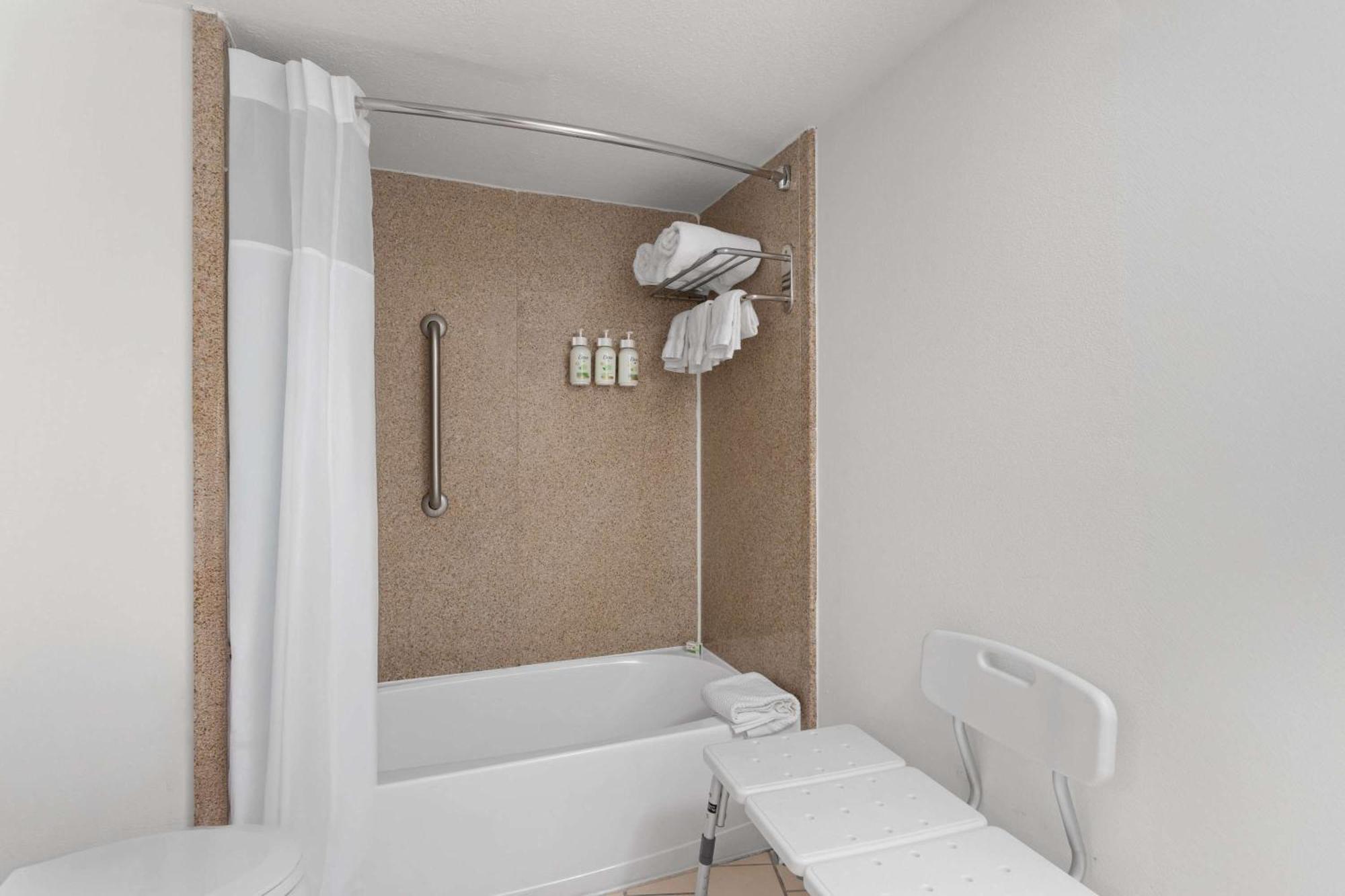 Queen Room with Bath Tub - Mobility Accessible/Non-Smoking